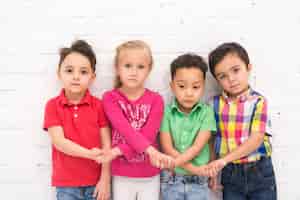 Photo gratuite enfants, tenant main, dans groupe