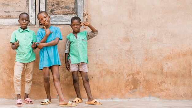 Enfants tir complet posant à l'extérieur