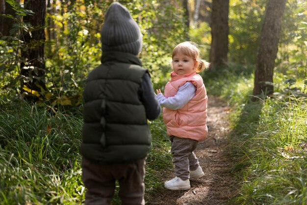 Enfants de tir moyen dans la nature