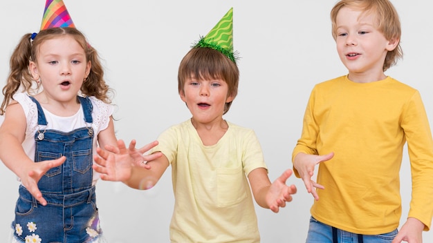 Enfants de tir moyen à la fête