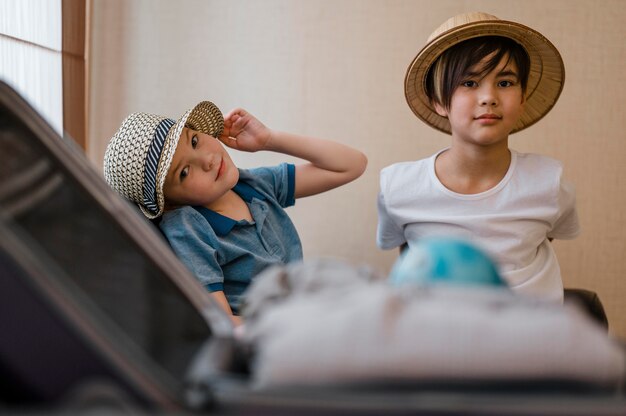 Enfants de tir moyen avec des vêtements pliés