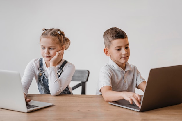 Enfants travaillant ensemble sur un ordinateur portable