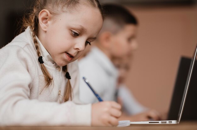 Enfants utilisant des ordinateurs portables à l & # 39; école