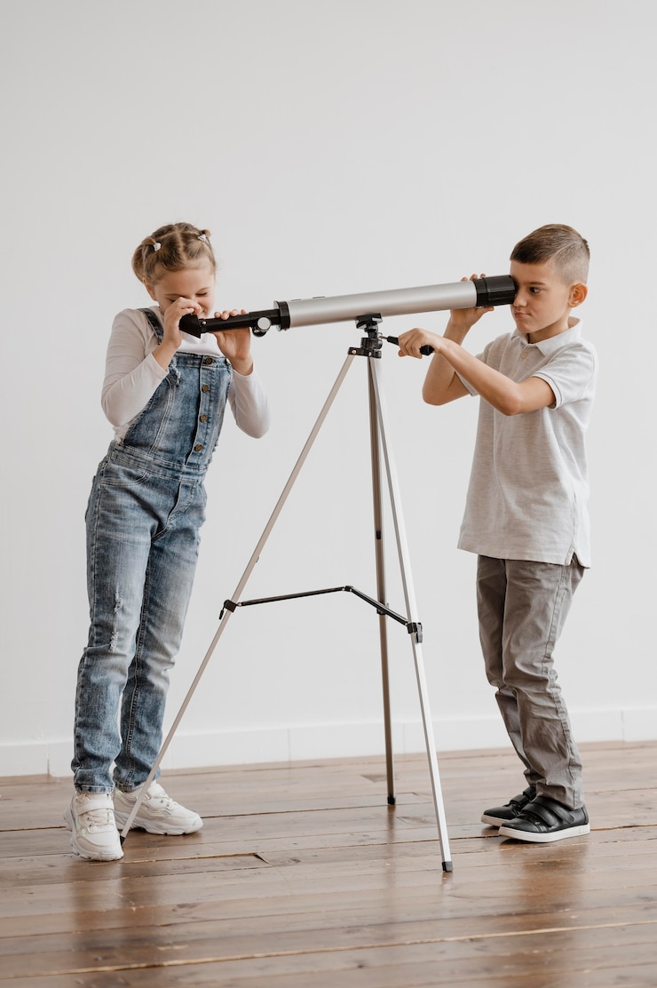 Photo gratuit enfants utilisant un télescope en classe