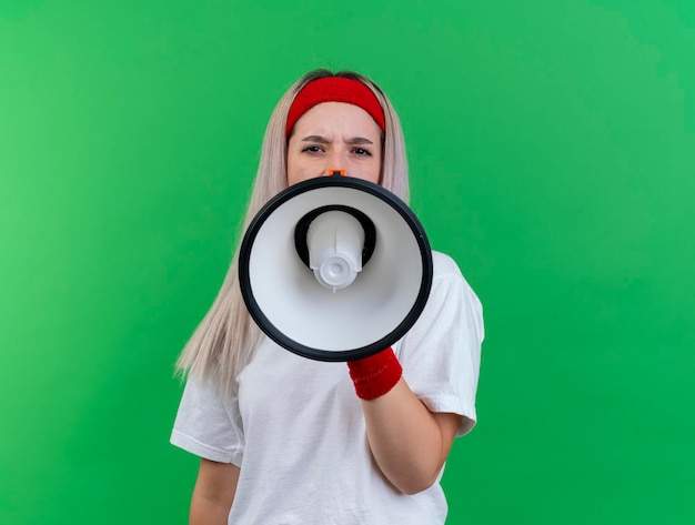 Photo gratuite ennuyé jeune fille sportive caucasienne avec des accolades portant un bandeau