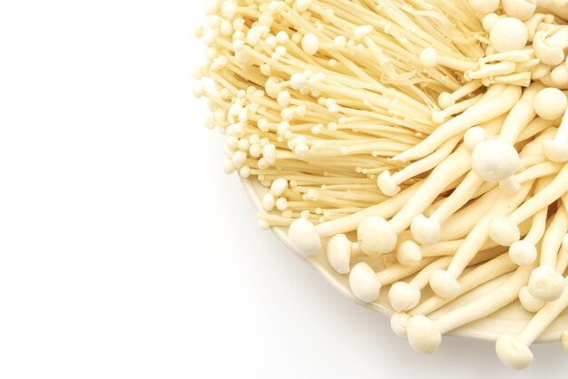 Enoki champignons et de hêtres des champignons sur le fond blanc.