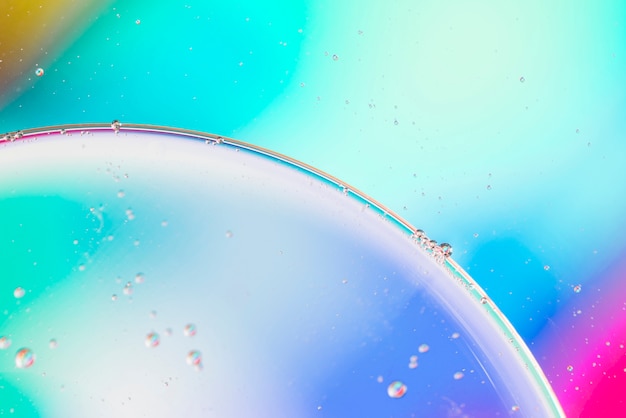 Énorme bulle d'oxygène sur une surface colorée