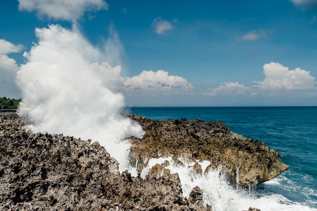 Photo gratuite Énorme déferlement de vagues sur la côte