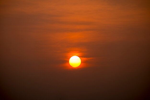 énorme soleil au crépuscule