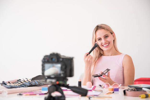 Enregistrement d&#39;influence blonde maquillage vidéo