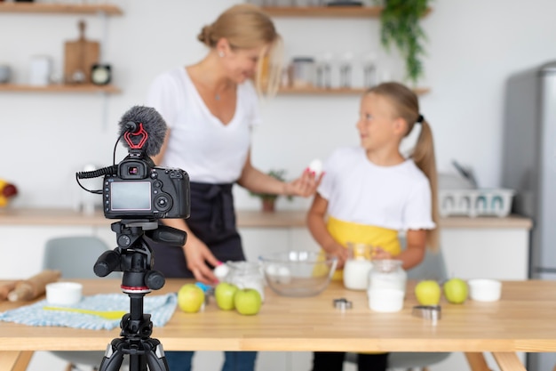 Photo gratuite enregistrement moyen d'une femme et d'une fille floue