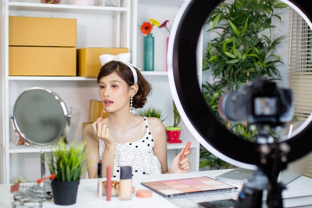Enregistrement de vlogger ou blogueur beauté femme asiatique maquillage