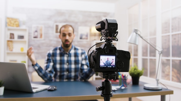 Enregistrement vlogger jeune et joyeux pour les abonnés. Célèbre influenceur sur les réseaux sociaux.