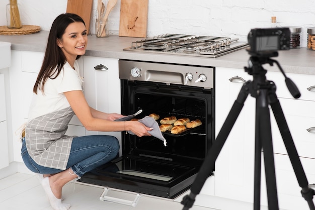 Photo gratuite enregistrement de vlogger pour une émission de cuisine