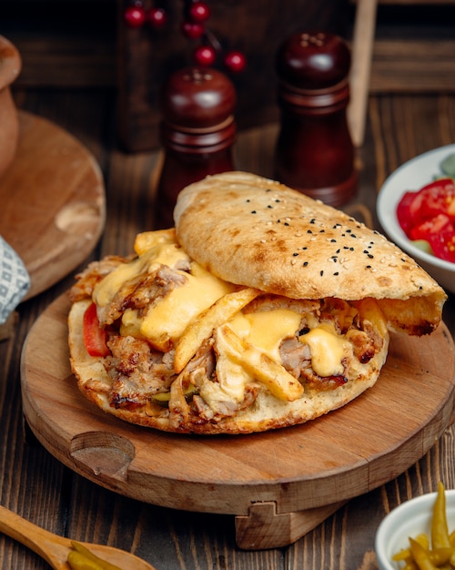 enrobage de poulet avec frites et légumes à l'intérieur