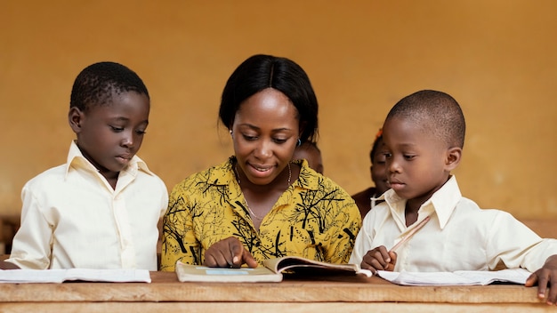 Enseignant aidant les enfants en classe