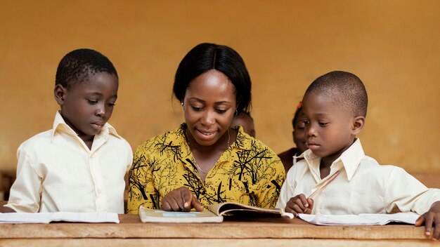 Enseignant aidant les enfants en classe