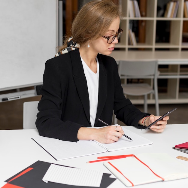 Enseignant au bureau avec mobile