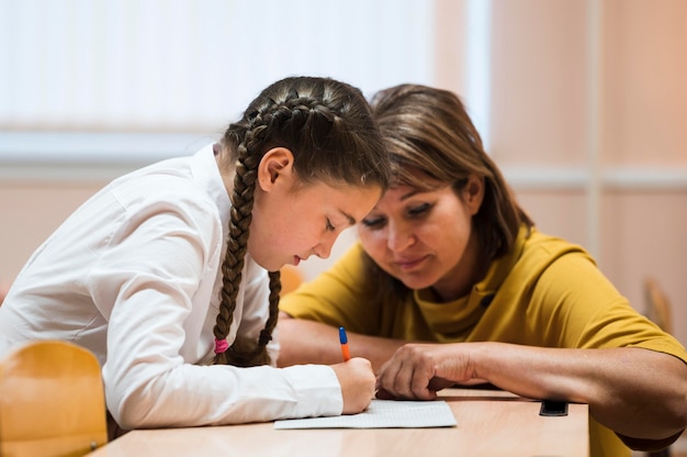 Enseignant en classe expliquant la leçon