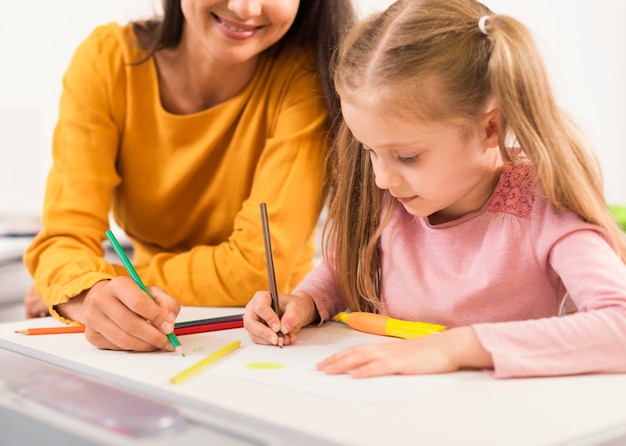 Enseignant et élève en classe