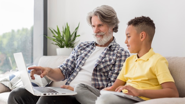 Enseignant et étudiant à mi-parcours regardant un ordinateur portable