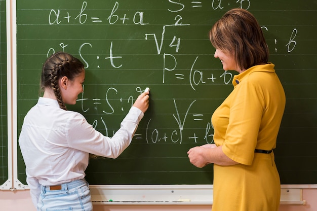 Enseignant expliquant la leçon à une fille