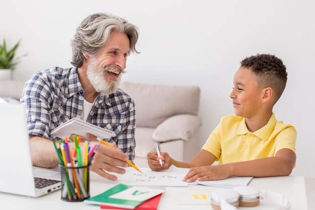 Enseignant à mi-parcours et étudiant souriant