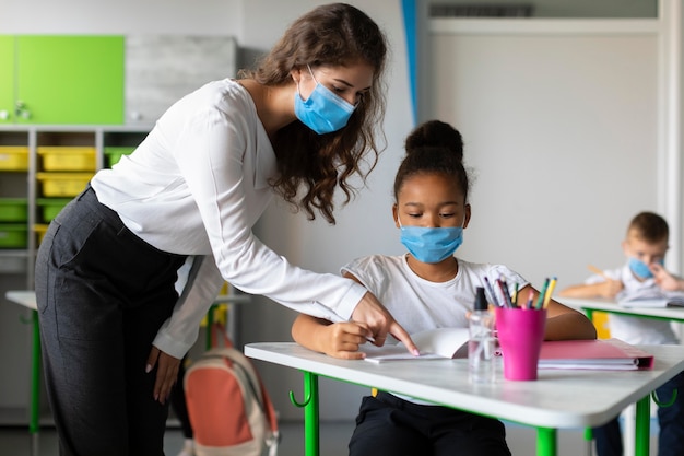 Enseignant montrant à un élève comment résoudre un problème