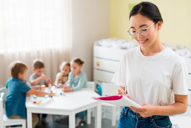 Photo gratuite enseignant prenant des notes pendant la classe