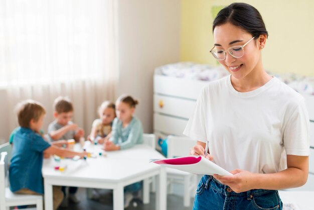 Enseignant prenant des notes pendant la classe