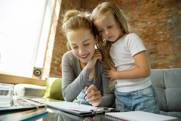 Enseignante caucasienne et petite fille, ou maman et fille. École à la maison