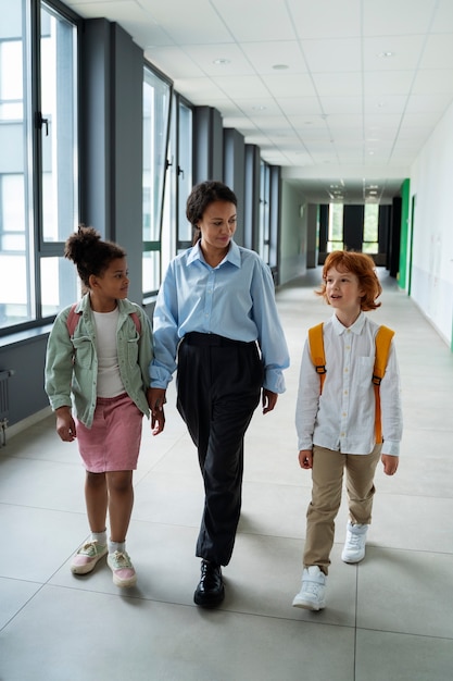 Photo gratuite enseignante à l'école