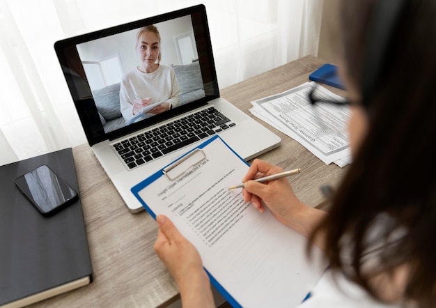 Enseignante faisant des cours en ligne