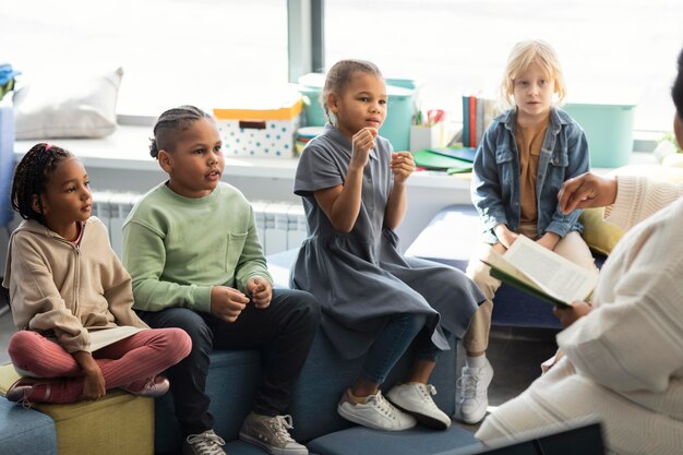 Enseignante lisant pour ses élèves