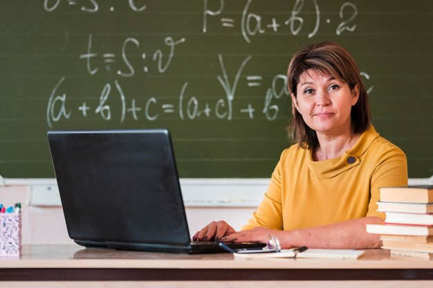 Enseignante avec ordinateur portable travaillant