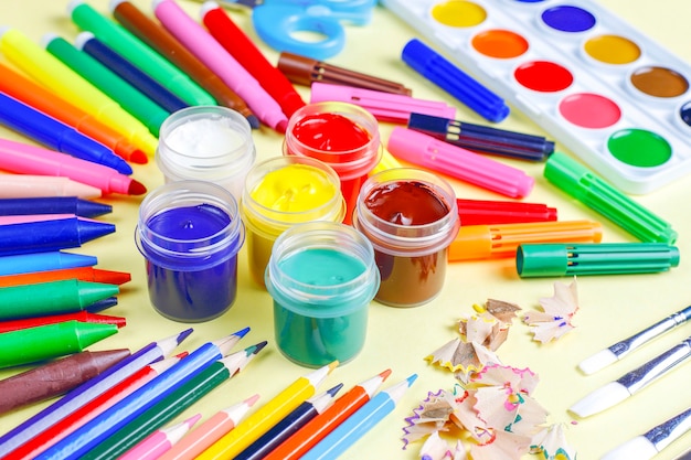 Ensemble d'accessoires colorés pour la peinture et le dessin.