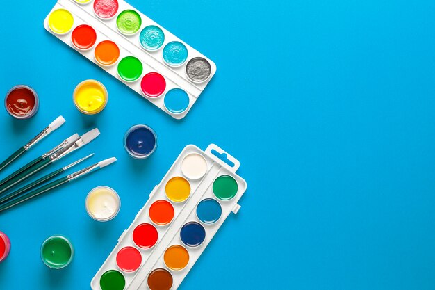 Ensemble d'accessoires colorés pour la peinture et le dessin.