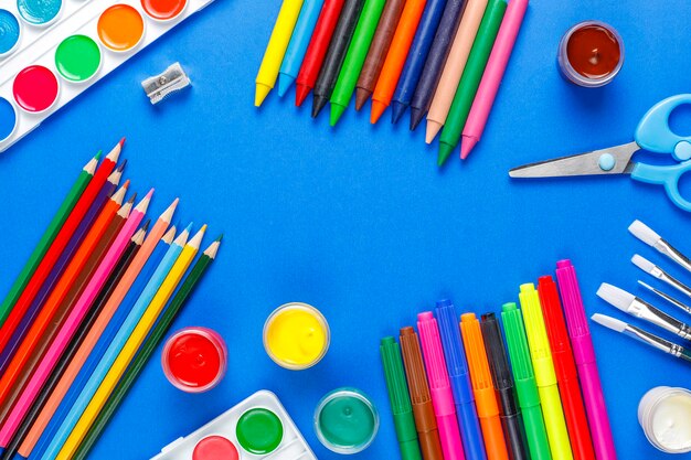 Ensemble d'accessoires colorés pour la peinture et le dessin.