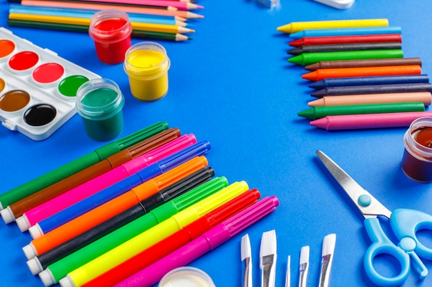 Ensemble d'accessoires colorés pour la peinture et le dessin.