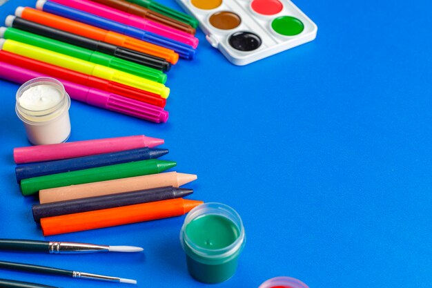 Ensemble d'accessoires colorés pour la peinture et le dessin.