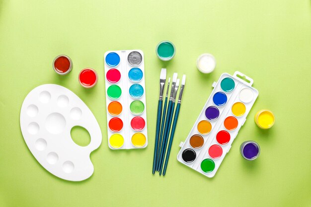 Ensemble d'accessoires colorés pour la peinture et le dessin.