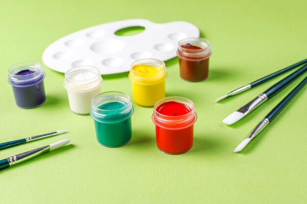 Ensemble d'accessoires colorés pour la peinture et le dessin.