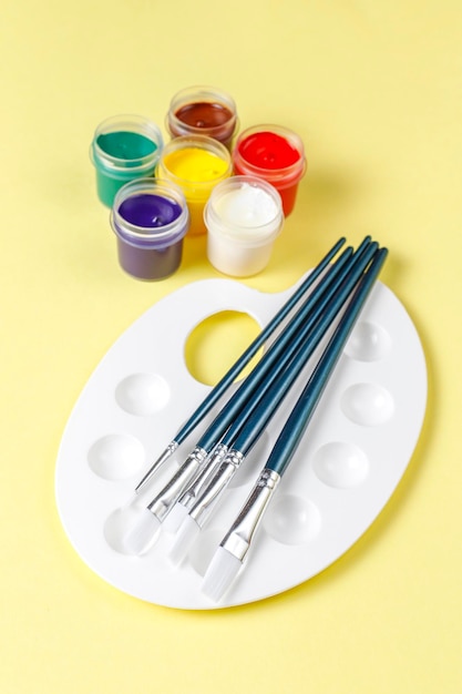 Ensemble d'accessoires colorés pour la peinture et le dessin.