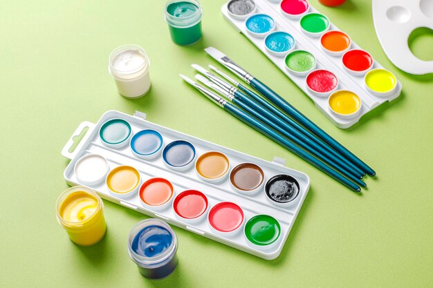 Ensemble d'accessoires colorés pour la peinture et le dessin.