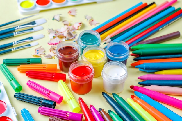 Ensemble d'accessoires colorés pour la peinture et le dessin.