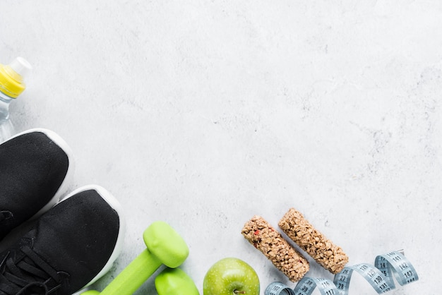 Photo gratuite ensemble d'aliments nutritifs et d'articles de sport