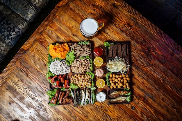 Photo gratuite ensemble de bière avec crevettes, splat, poulet et saucisses