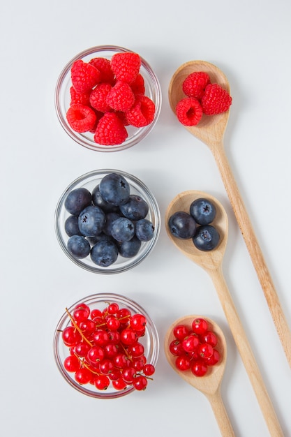 Ensemble de bleuets et framboises dans une cuillère et une soucoupe.