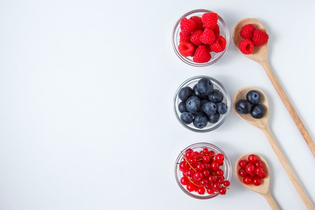 Ensemble de bleuets et framboises dans une cuillère et une soucoupe.