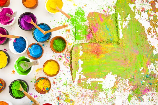 Ensemble de bols avec des couleurs vives et sèches près de taches de couleurs